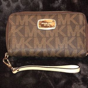 Michael Kors Bags - Michael Kors multifunction wallet Michael Kors Bags - Michael Kors multifunction wallet